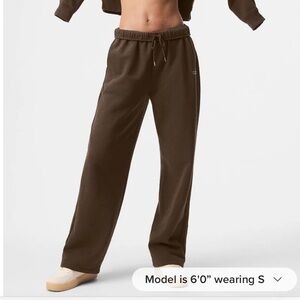 Alo Yoga Accolade Straight Leg Sweats